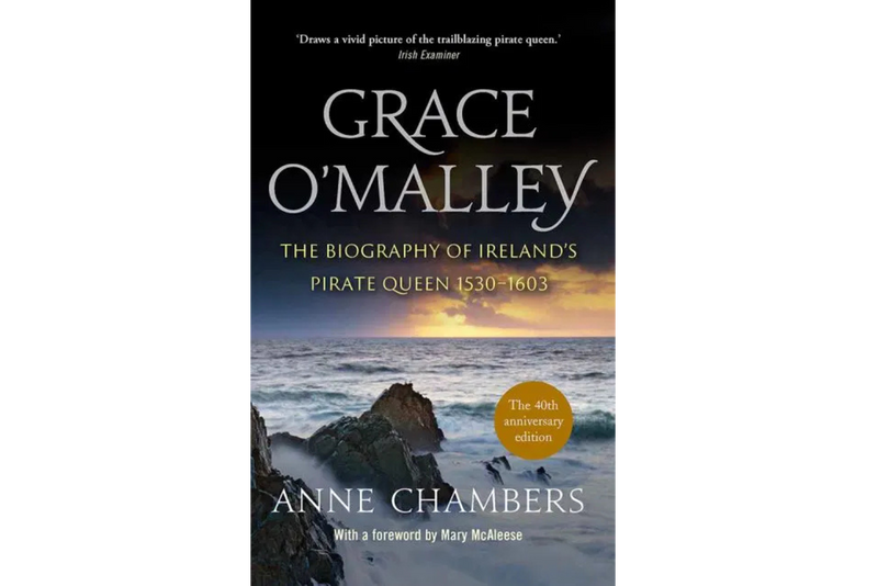 Book cover of 'Grace O'Malley: The Biography of Ireland's Pirate Queen 1530-1603' by Anne Chambers with a scenic ocean view.